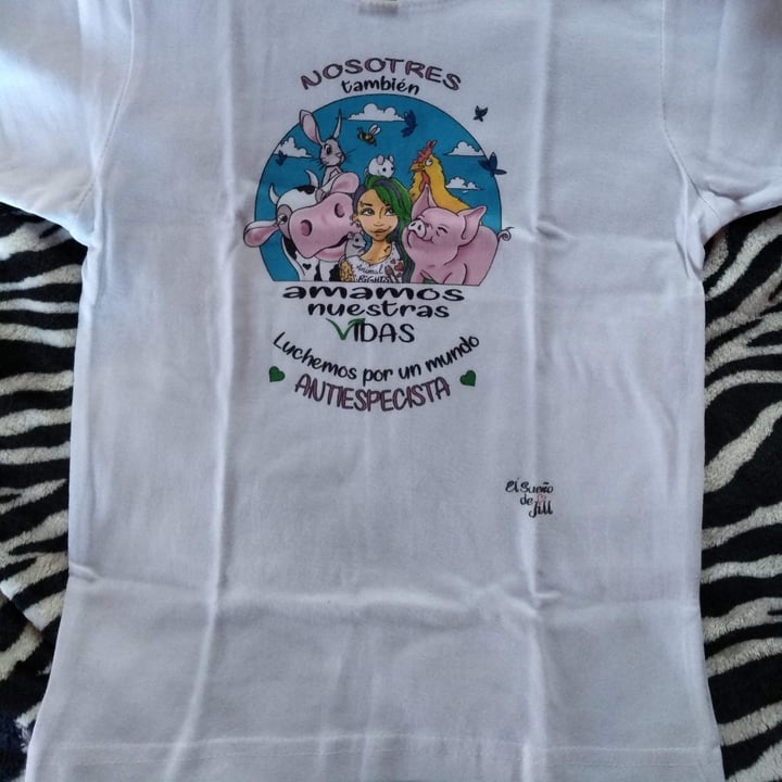 photo of El Sueño de Jill tienda solidaria Camiseta Infantil NOSOTRES TAMBIEN AMAMOS NUESTRAS VIDAS shared by @ardora on  14 Jun 2021 - review