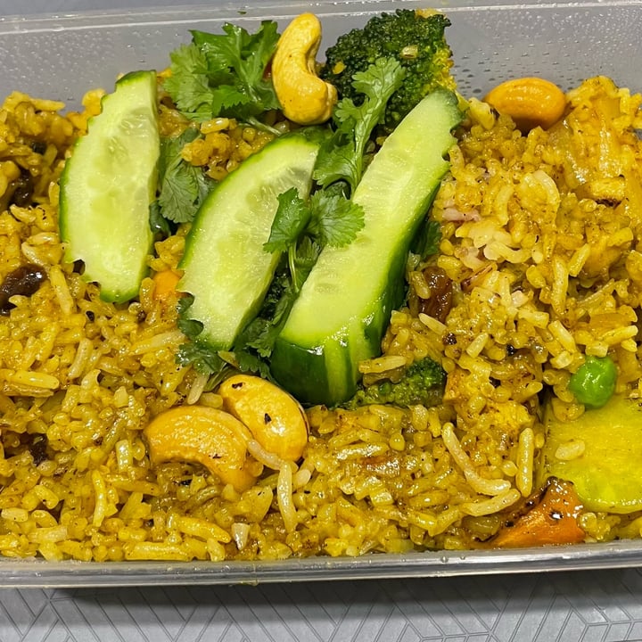 review photo of Healthy Thai Vegan & Vegetarian Cuisine Pineapple Fried Rice shared by @archvdrin on 05 Sep 2022 - review