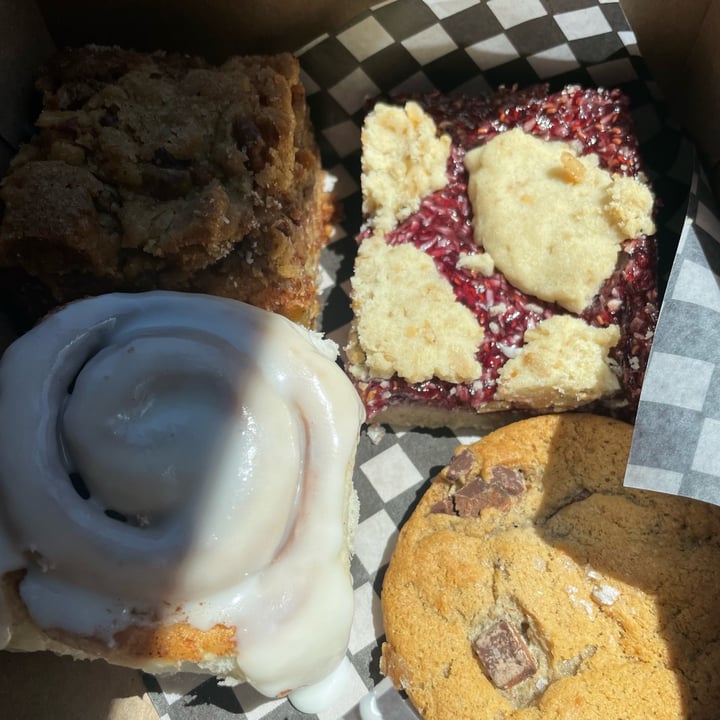 review photo of Beard's Coffee Bar And Bakery Cinnamon Bun shared by @breathegrace on 21 Jun 2022 - review
