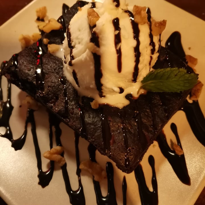 photo of Mad Mad Vegan Brownie con helado shared by @nnn98 on  07 Feb 2021 - review