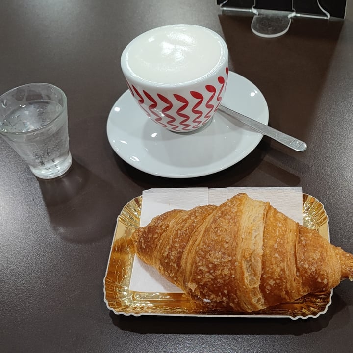 photo of Gelateria Via Mazzini croissant melograno e ribes shared by @saral98 on  04 Jun 2022 - review