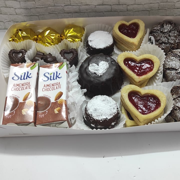 photo of YvittaCakes Vegan love box con bebidas vegetales Silk shared by @gojo on  01 Feb 2021 - review