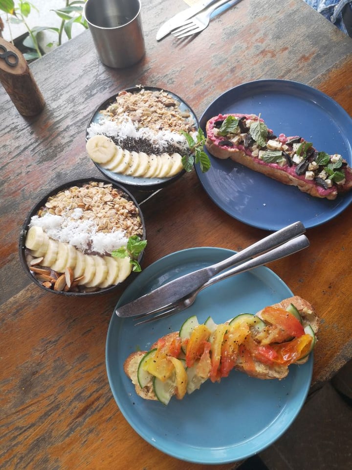 review photo of Roots Plant-based cafe Blue Spirulina Smoothie Bowl shared by @mocniknina on 31 Oct 2019 - review