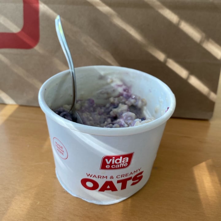 photo of Vida e Caffe blueberry oats with soya milk shared by @earthcandi on  11 Nov 2022 - review