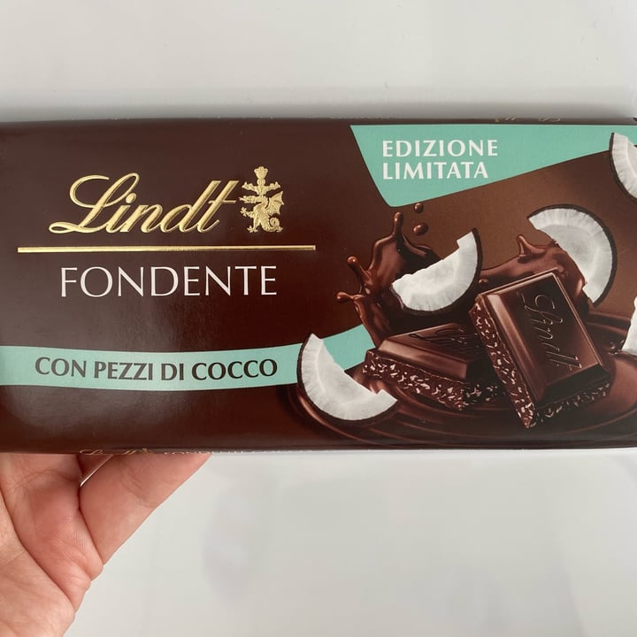 photo of Lindt Cioccolata Fondente con Pezzi di Cocco shared by @aleglass on  04 Jul 2022 - review