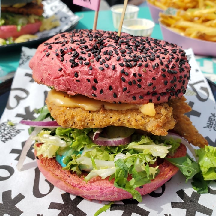 photo of Vegan Junk Food Bar Daddy Mc Chik’N burger shared by @virg on  01 May 2022 - review