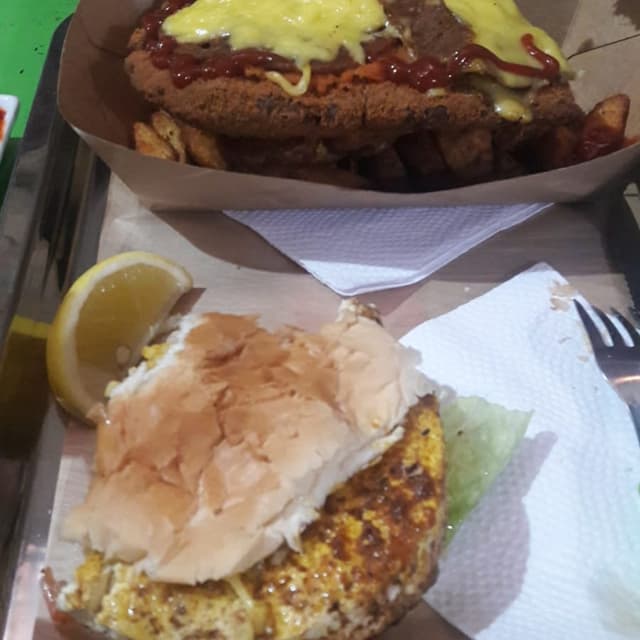 菜肴“Milanesa napolitana y hamburguesa de tofu”的照片