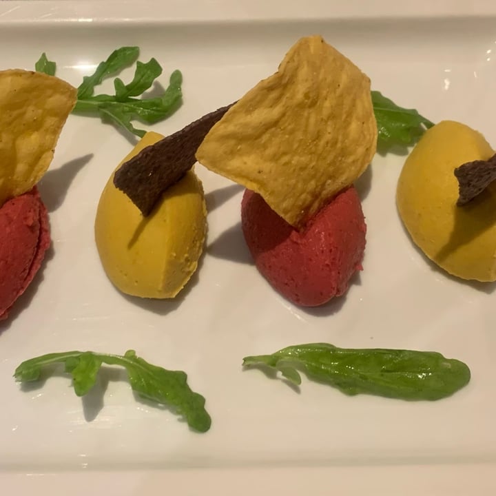 photo of Clorofilla Hummus di ceci alla curcuma e rapa rossa shared by @francescachieppa18 on  13 Nov 2022 - review