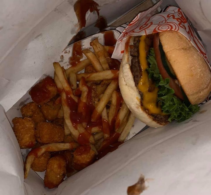 photo of Monty's Good Burger Double cheese burger shared by @jaquelineruck on  08 Oct 2019 - review
