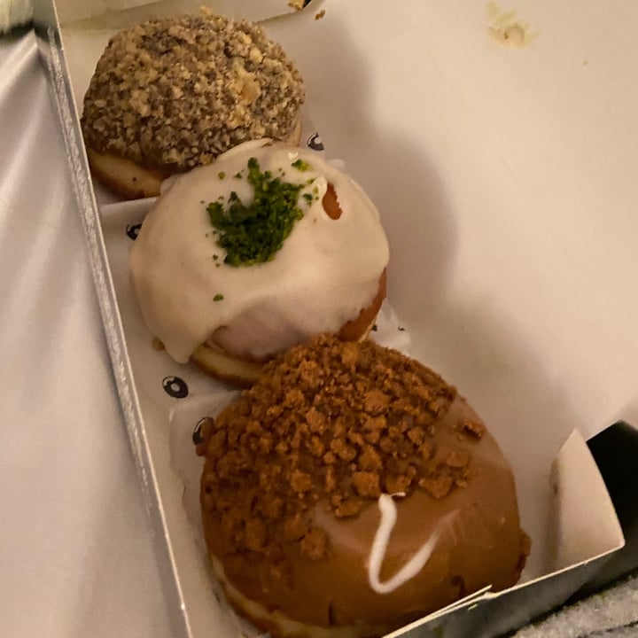 photo of The Rolling Donut Vegan trio - 3x Vegan doughnuts Of Your Choice shared by @francescagallesi on  26 Apr 2022 - review