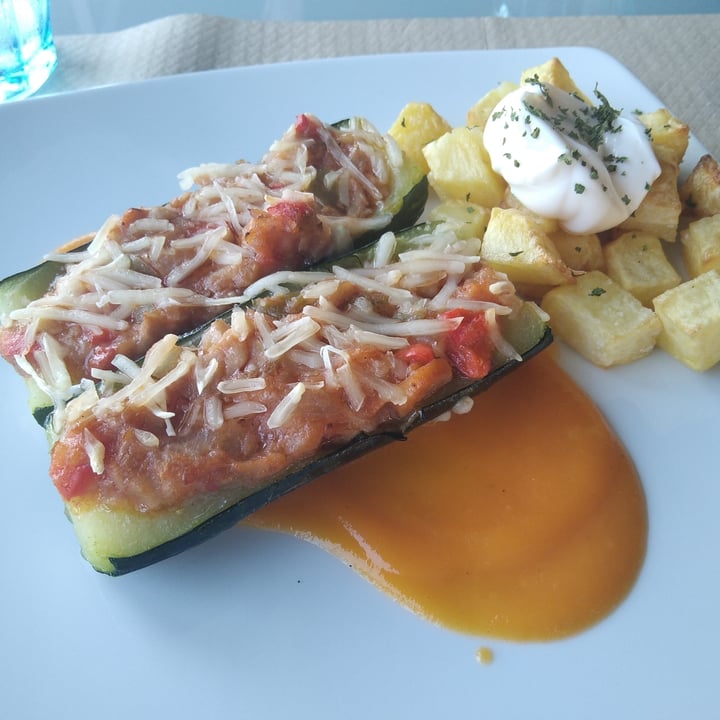 photo of Mandrágora Restaurante Vegano/Vegetariano Calabacin relleno con salsa de zanahoria y cilantro shared by @irantzu on  25 Aug 2022 - review