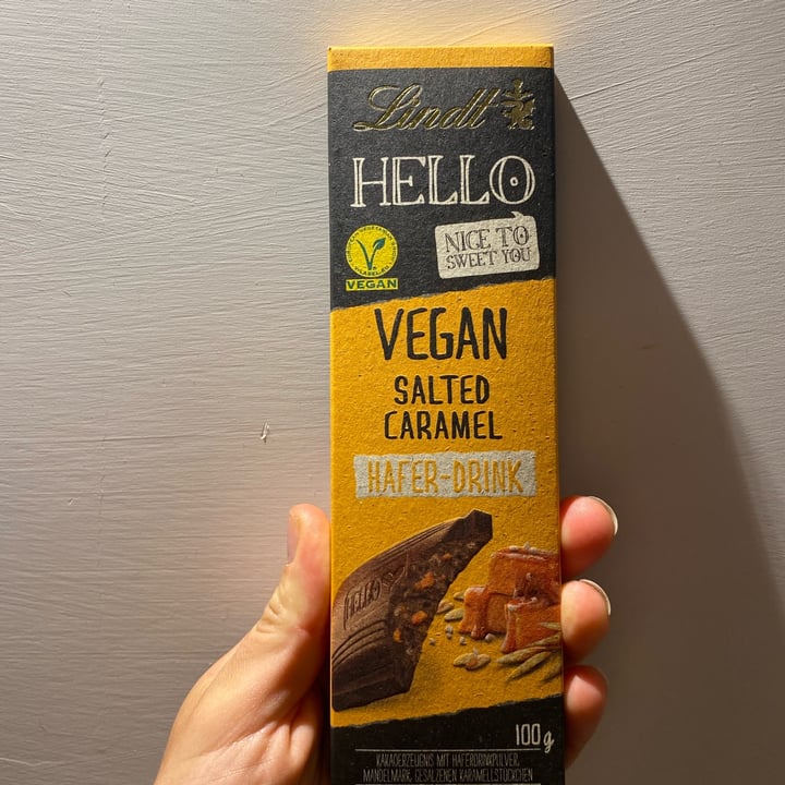 photo of Lindt Hello Vegan Salted Caramel shared by @veronicalulli on  10 Oct 2021 - review
