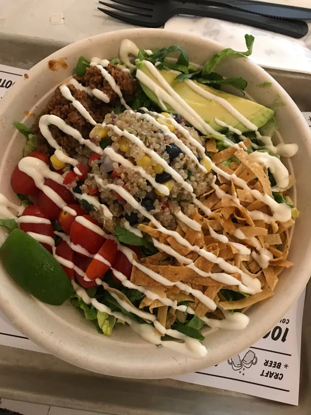 「Quinoa taco salad」の料理の写真