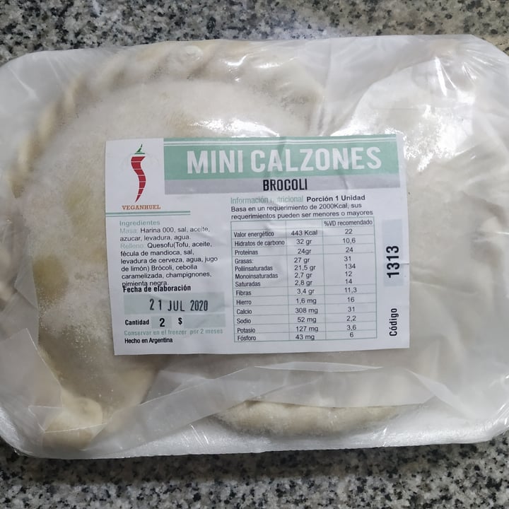 photo of Veganuel Mini Calzones Brócoli shared by @tadegrimberg on  28 Aug 2020 - review