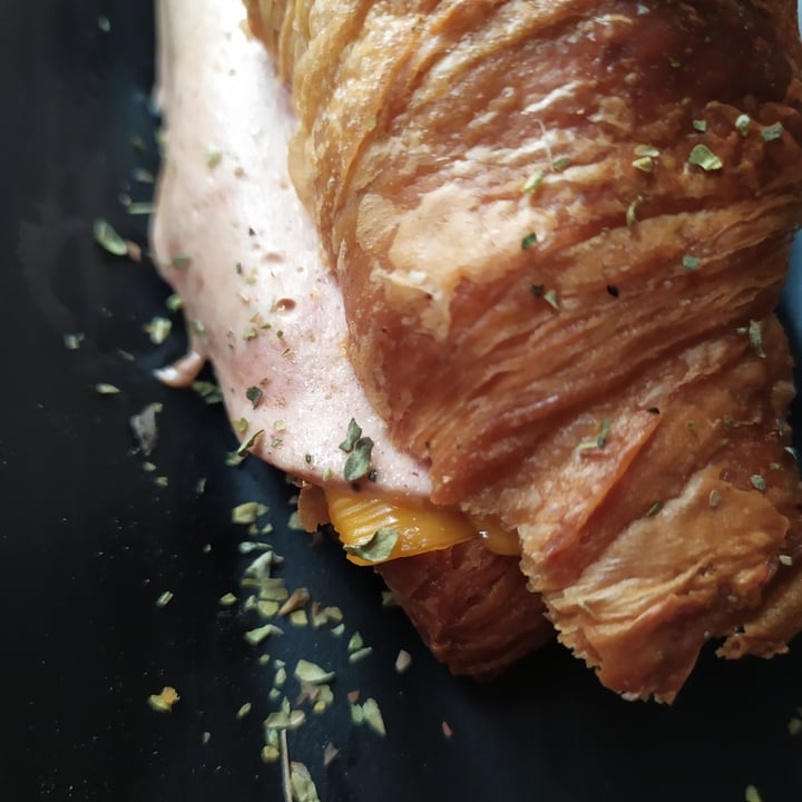 photo of Jardin Urbano Croissant Jamón Y Queso Cheddar shared by @rominaguch on  20 Mar 2022 - review