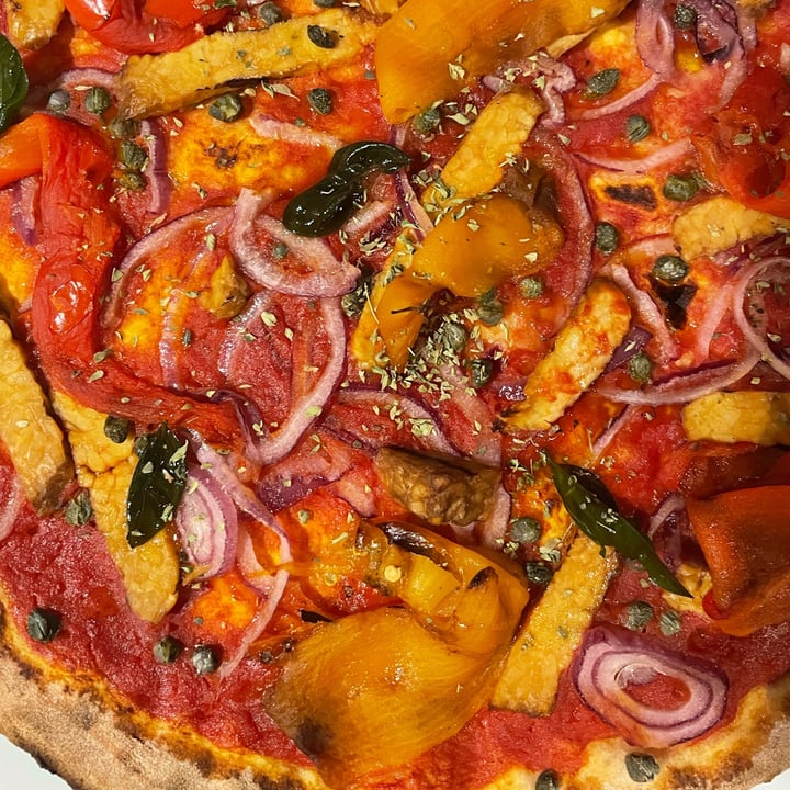 photo of Ecosteria Parco Santi Angeli Pizza Con Peperoni, Cipolla, Tempeh Grigliato, Capperi E Basilico Marinato shared by @verdurine17 on  18 Oct 2022 - review