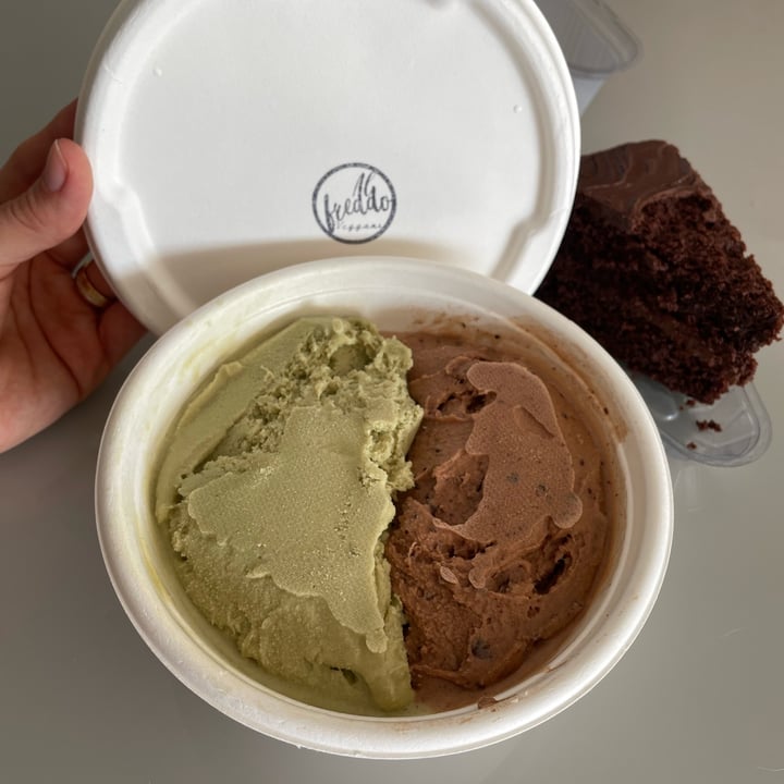 photo of Alfreddo Veggani Gelateria Gianduia E Pistache E Bolo De Chocolate 💚 shared by @marianaborborema on  01 May 2022 - review