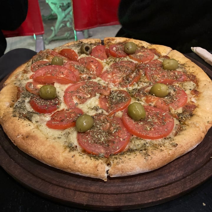 photo of Oso Blanco café de especialidad Pizza Napolitana con queso de avena shared by @lucasalorenzi on  10 Jan 2022 - review