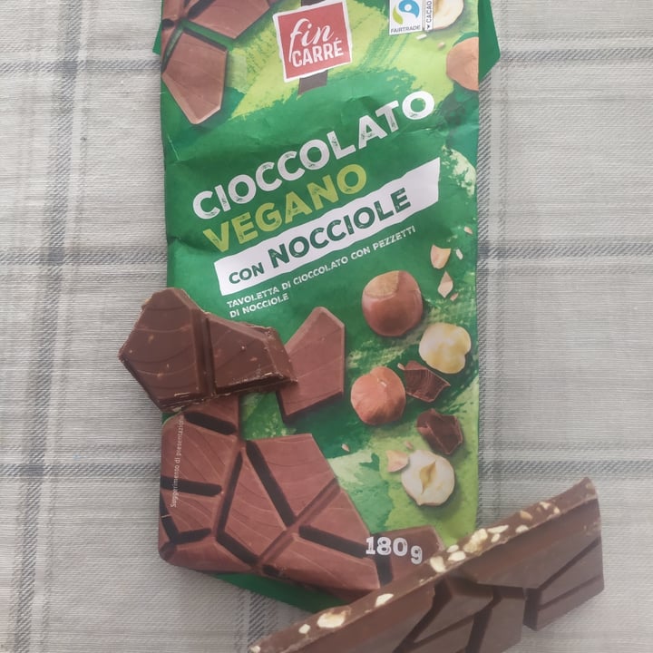 photo of Fin Carré Cioccolato vegano con nocciole shared by @caderefelici on  01 Sep 2022 - review