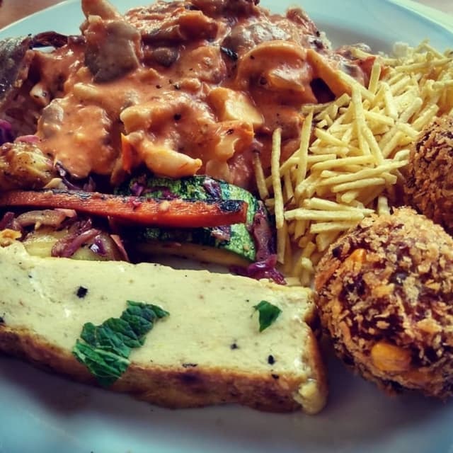 Photo of the dish “Estrogonofe de cogumelos com bolinho primavera, legumes salteados com llimão e tofu assado.”