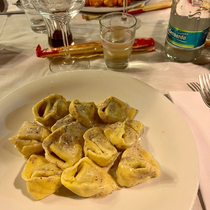 photo of Ristorante Pizzeria Sul Bacino Cappellacci alla boscaiola con salsa al tartufo shared by @cosamangiaeri on  05 Jul 2022 - review