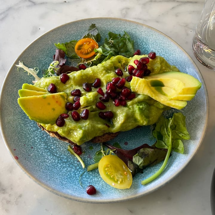 review photo of Chinaski Tagesbar Avocado smash shared by @lowlowvegan on 06 Aug 2022 - review