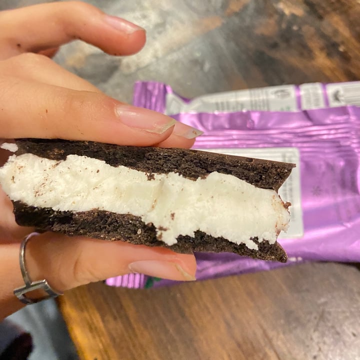 photo of Un Rincón Vegano Alfajor Black Vainilla shared by @consueloramirezz on  30 May 2021 - review