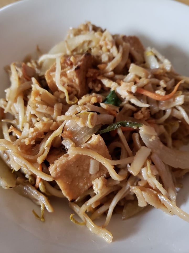 photo of Jasmine 26 Restaurant and Bar Vegan Pad Thai shared by @marilj2018 on  26 Aug 2018 - review