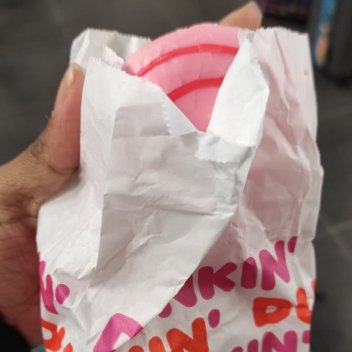 photo of Dunkin’ Donuts Vegan Strawberry Swirl shared by @veganjumjum on  26 Oct 2021 - review