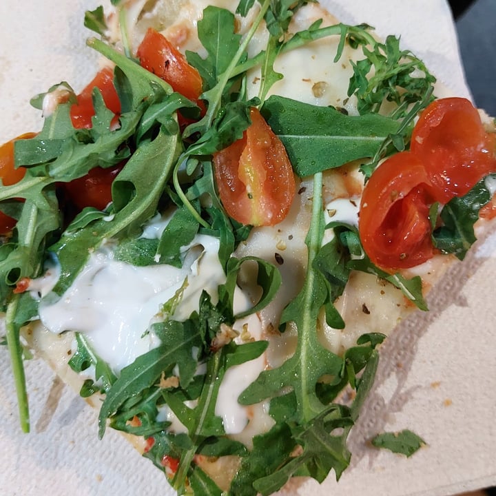 photo of IL LOCA Pizza a Taglio Bianca pomodorini e rucola shared by @wandavetveg on  28 Apr 2022 - review