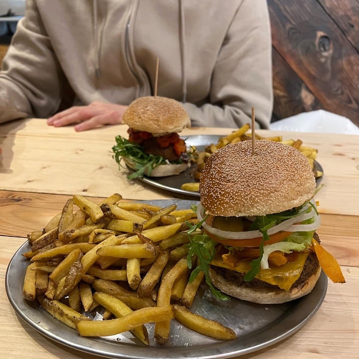 photo of Lia's Kitchen - 100% Vegan Chili Bean Burger shared by @isischnd on  26 Jan 2022 - review