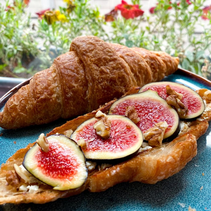 review photo of Le Pain Quotidien Vegan Croissant shared by @travelerafit on 22 Oct 2021 - review
