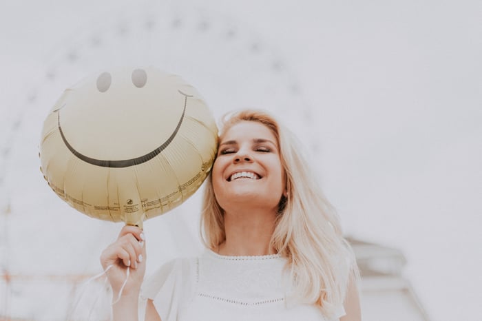 woman with smiley baloon