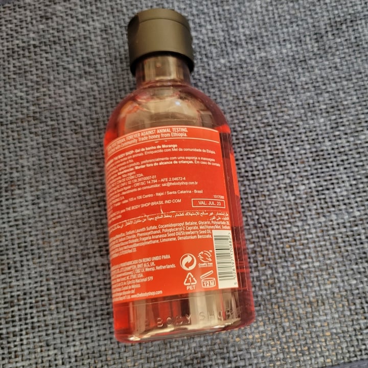 photo of The Body Shop shower gel strawberry shared by @dricamoniz on  11 May 2022 - review