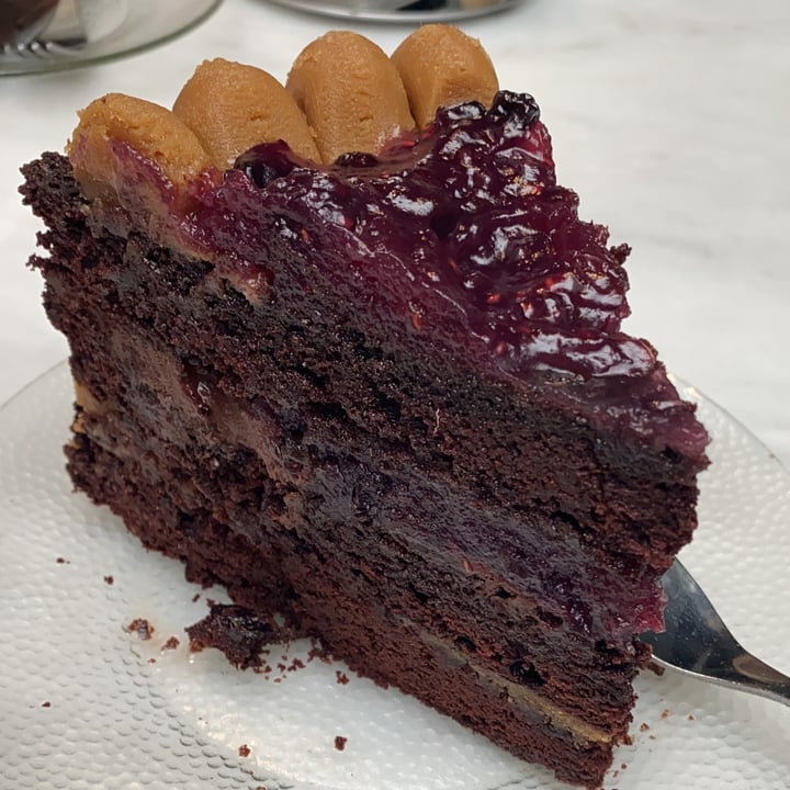 review photo of Charola cocina & bazar 12 y 47 Torta de chocolate, mantequilla de maní y frutos rojos shared by @1234sb on 23 Aug 2021 - review