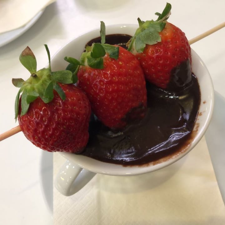 photo of Minuscoli Modern Bakery Cioccolata calda fondente con fragole shared by @gaiap on  11 Jul 2022 - review