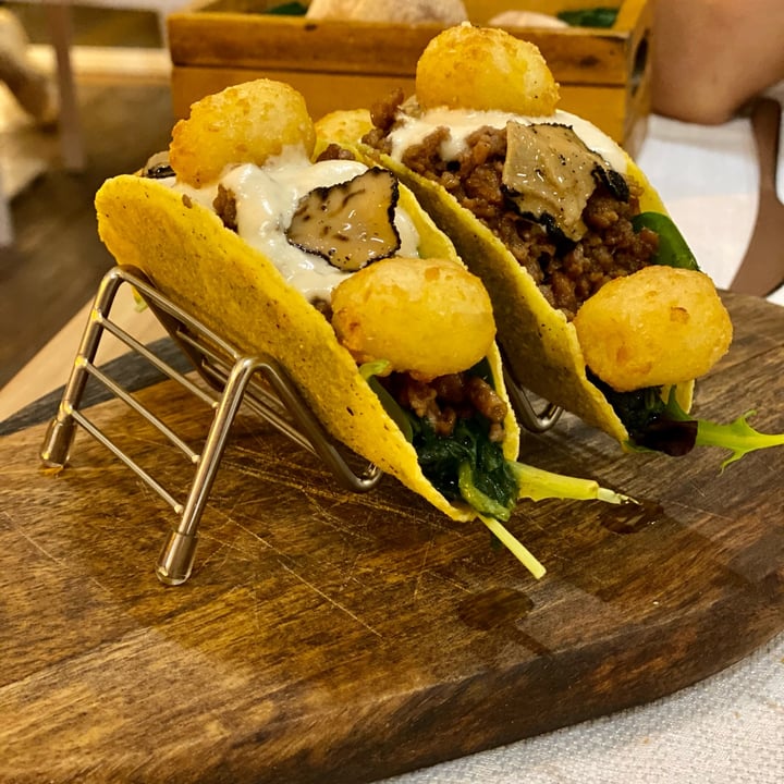 photo of Pesto di Pistacchio Tacos Con Beyond Meat E Tartufo shared by @danielallocco on  26 Nov 2021 - review