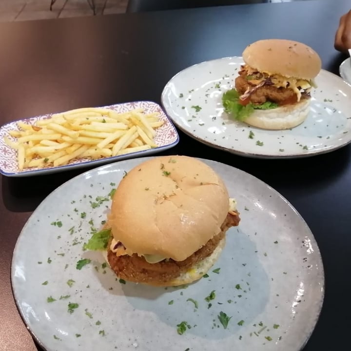photo of The Vegan Chef Sandton Crispy chick burger shared by @udeshs on  11 Jan 2022 - review