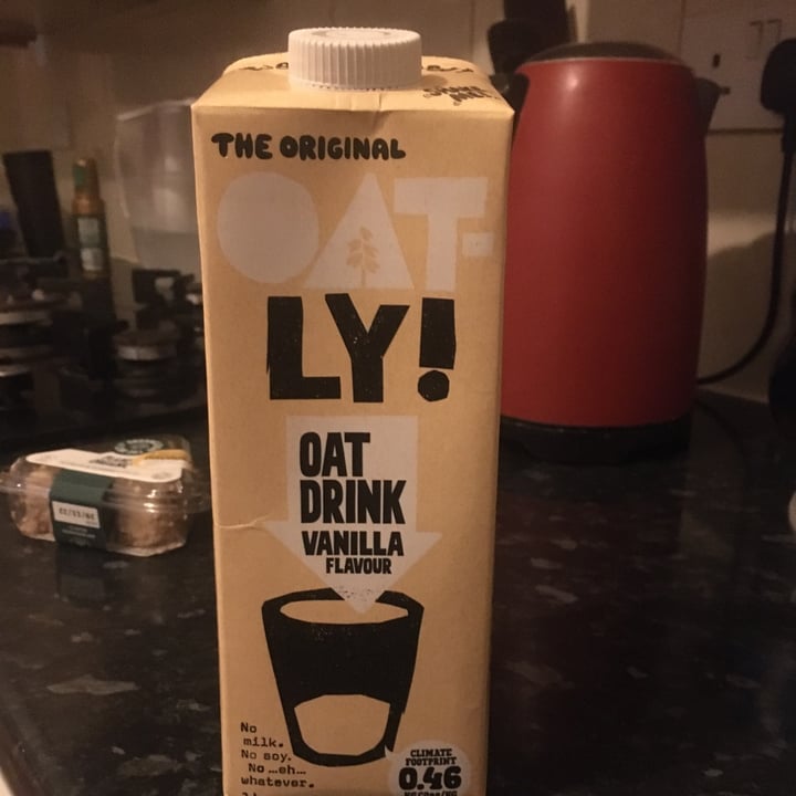 photo of Oatly vanilla oat milk shared by @valedv on  03 Dec 2022 - review
