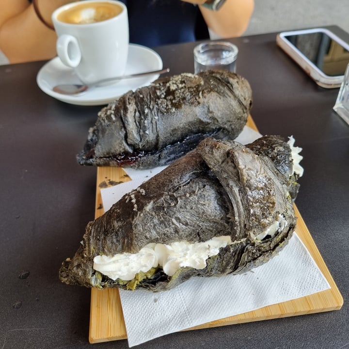 photo of Efrem - Gourmet Boutique and Finest Bar Brioche Al Carbone Al Pistacchio shared by @gingerjim on  05 Oct 2022 - review