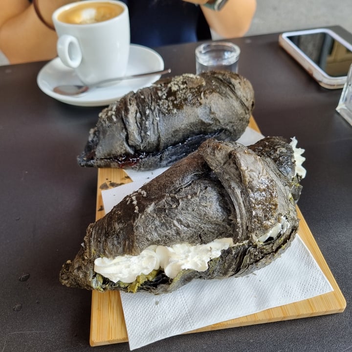 review photo of Efrem - Caffetteria, Pasticceria, Cucina Brioche Al Carbone Al Pistacchio shared by @gingerjim on 05 Oct 2022 - review