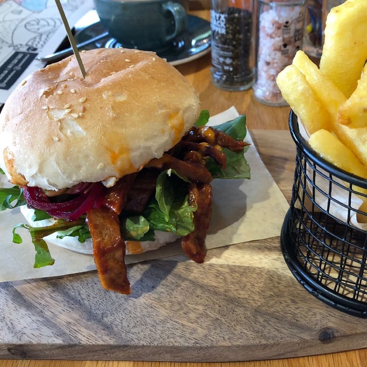 photo of Kaylee's Eatery BBQ Sticky Rib burger shared by @sarahjeggle on  01 Aug 2021 - review
