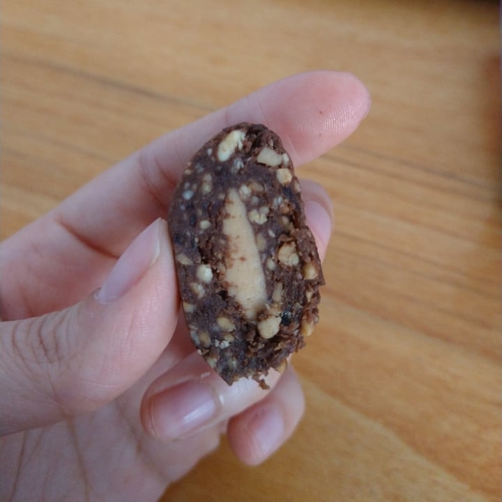 photo of Nutri Raw Bombón de chocolate relleno con pasta de maní shared by @camibrandan on  11 Aug 2022 - review