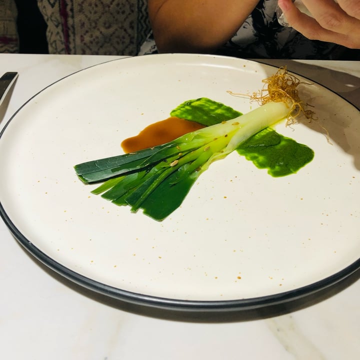 photo of Restaurante Xavier Pellicer Puerro biodinámico zero-waste shared by @marionayogacadaques on  22 Nov 2021 - review