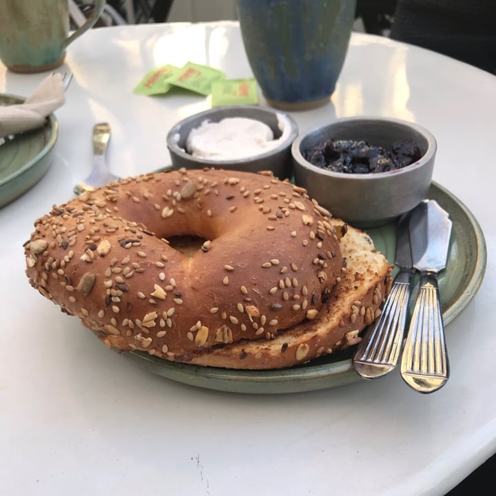 photo of Bioma plant based café Bagel con queso y mermelada shared by @sechague on  12 Jun 2021 - review