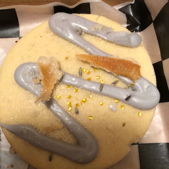 Foto do prato “Lavender  lemon shortbread cookie”