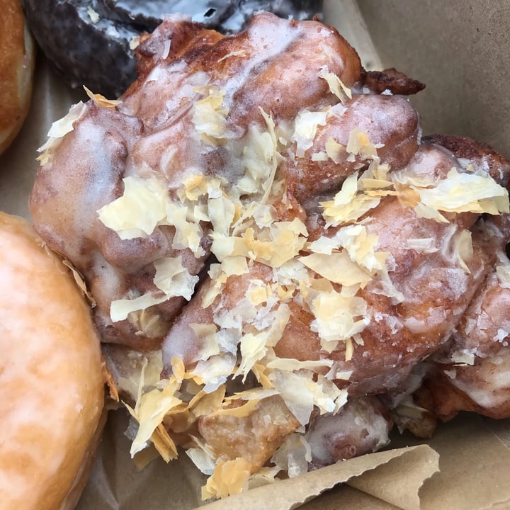 photo of Lovebirds Donuts Apple Fritter shared by @danidarling06 on  18 May 2021 - review