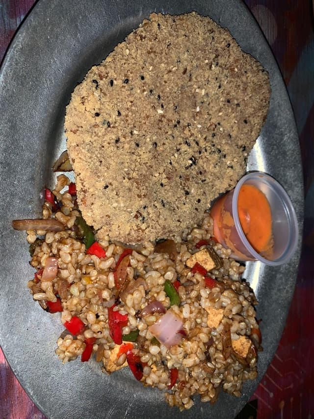 Photo of the dish “Milanesa De Seitan Con Arroz Yamaní Y Vegetales”