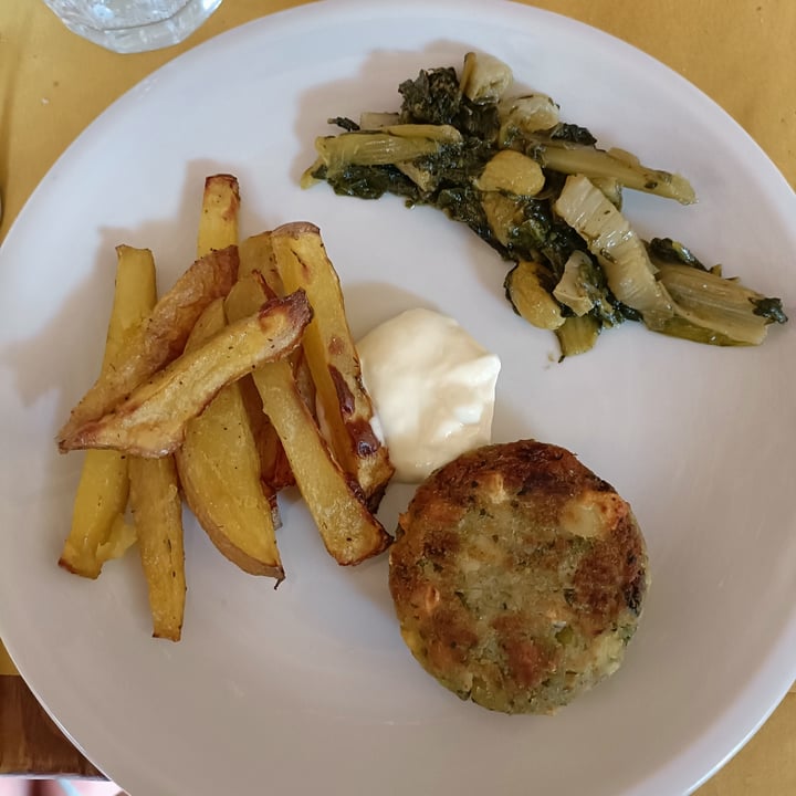 photo of Dulcamara Crocchetta di fave e Menta con patate, Erbette e Mayo veg shared by @lunamariacrocco on  04 Jun 2022 - review