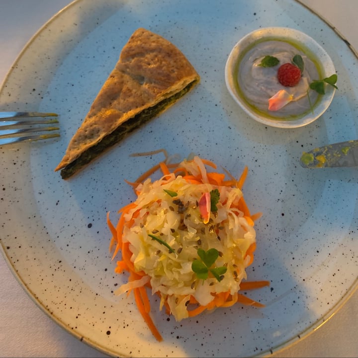 review photo of Polisena L'Altro Agriturismo Erbazzone Polisena con erbe spontanee, hummus di fagiolo borlotto Gambolò e verdure marinate shared by @khris on 25 Jul 2021 - review